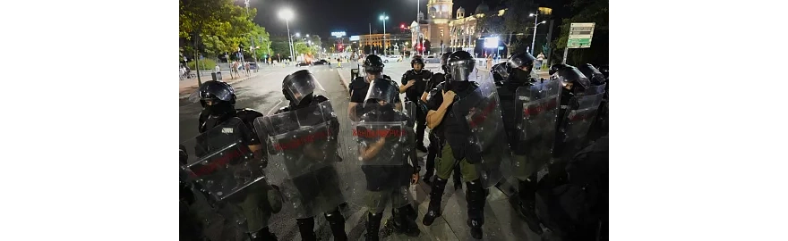 Wideo. Druga noc starć podczas gwałtownych protestów w Serbii