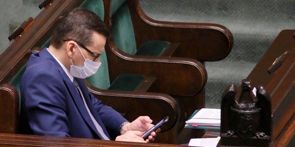 Mimo afery z Pegasusem czołowi politycy nałogowo korzystają z komunikatorów