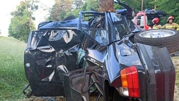 Nie żyje 26-latka w 6. miesiącu ciąży. Jej bmw owinęło się wokół drzewa