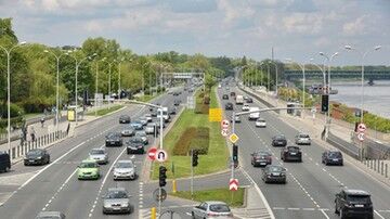 Warszawa. Śmiertelny wypadek na Wisłostradzie. Wysiadła z taksówki wprost pod nadjeżdżające auto