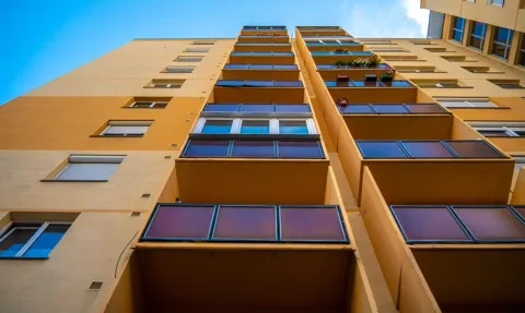 Kredyty mieszkaniowe zanurkowały. Bierzemy ich mniej i za mniej