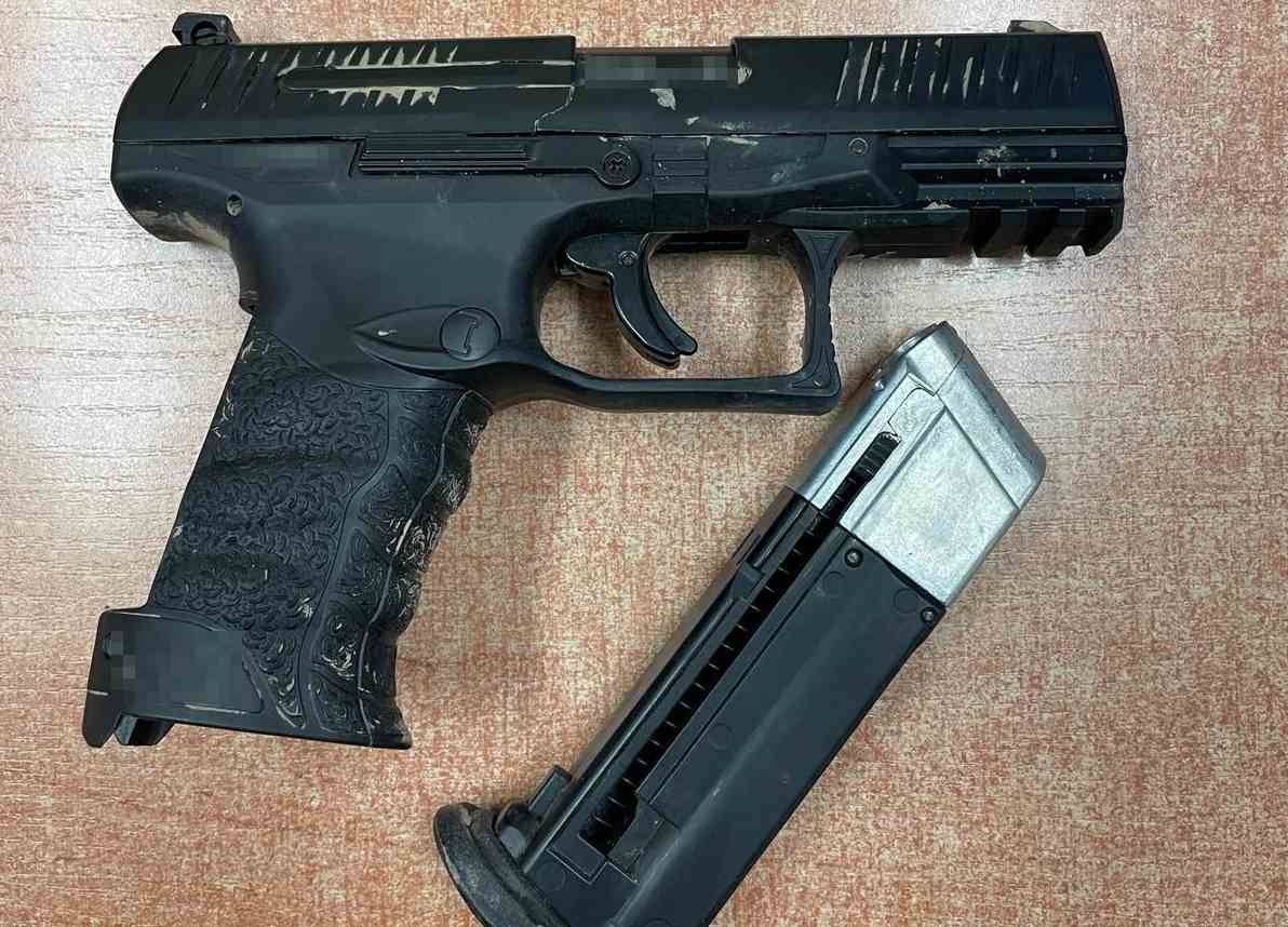 45-latek postrzelony w głowę. Przy pomocy szpadla i wiatrówki wyjaśniali sobie przepisy ruchu drogowego