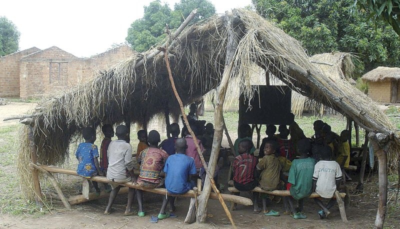 Solarne plecaki pomagają dzieciom w Afryce czytać po zmroku