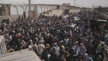 Afganistan. Talibowie zezwolili na wylot 200 Amerykanów. Tysiące Afgańczyków próbuje uciec