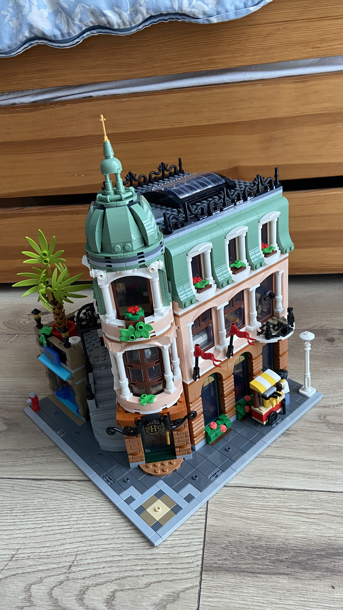 LEGO Icons Hotel butikowy (10297)