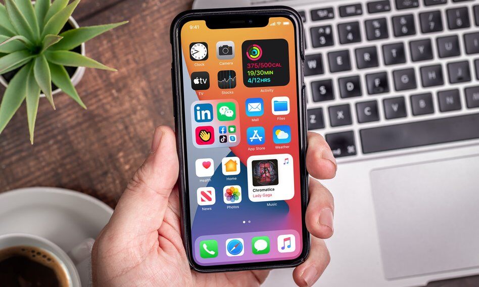 Ile trzeba pracować na iPhone'a? Polska na końcu stawki