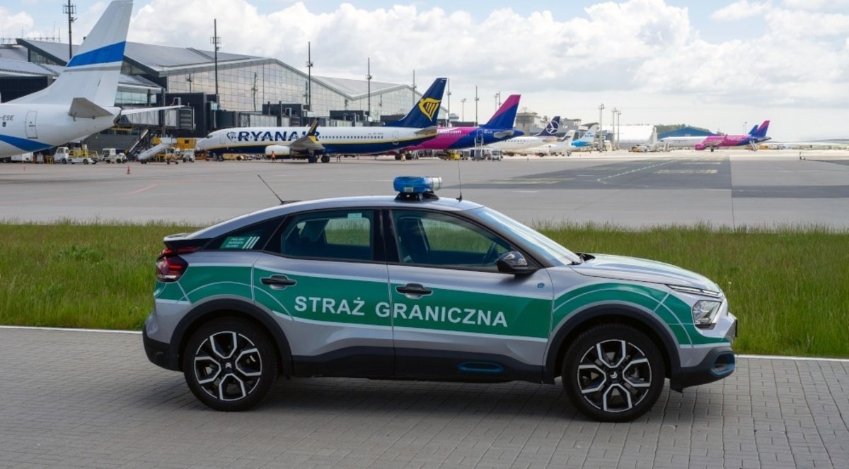 Akcja na lotnisku w Gdańsku. W samolocie pił własny alkohol i zapalił papierosa