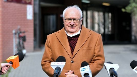 „Szczepionka zmienia genom? A kto je wołowinę staje się bawołem?”
