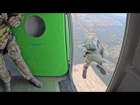 Świetne ujęcie na moment skoku desantowego!