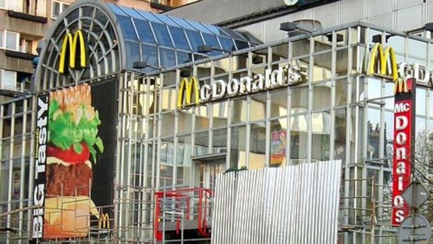 17 czerwca 1992 otwarto pierwszy McDonald's w Polsce » Historykon.pl