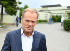 Donald Tusk zwiedził szpital. A co z obostrzeniami dotyczącymi odwiedzin?