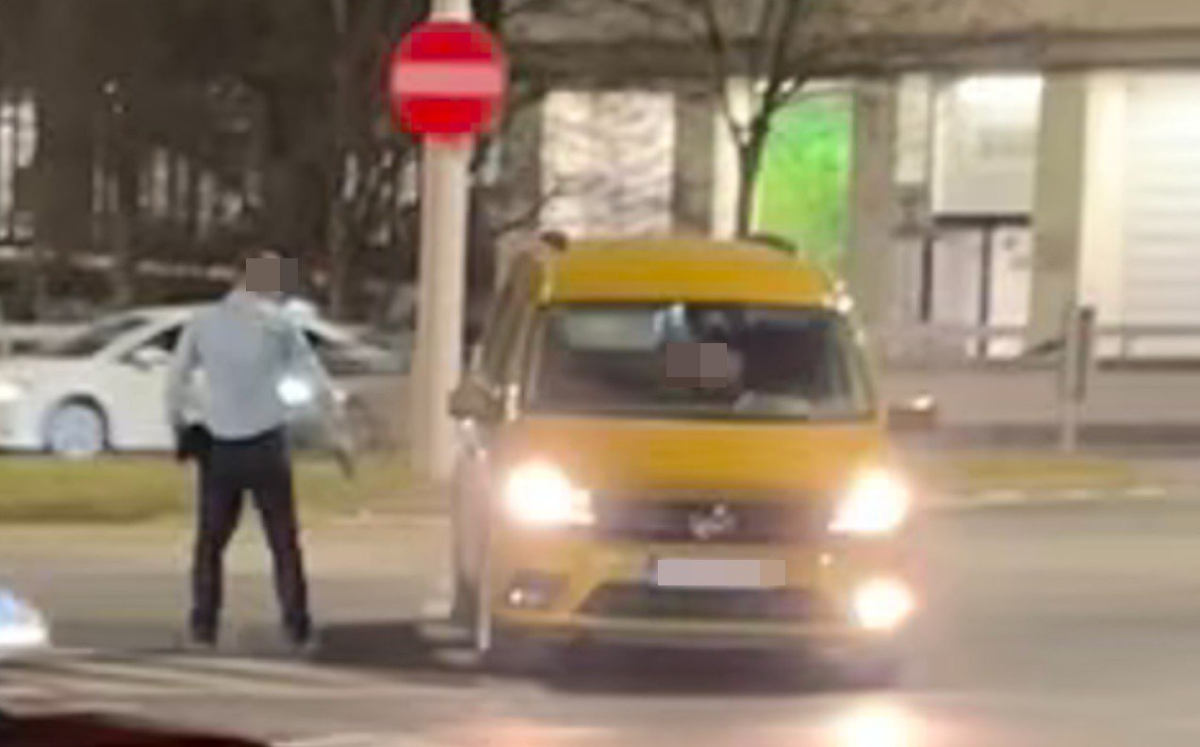 Motorniczy MPK Wrocław z bronią w dłoni ruszył w kierunku innego kierowcy, żeby ustąpić miejsca pojazdowi uprzywilejowanemu.