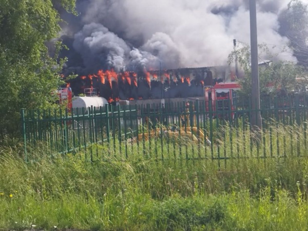 Pożar składu opon w Lubelskiem. Strażacy apelują