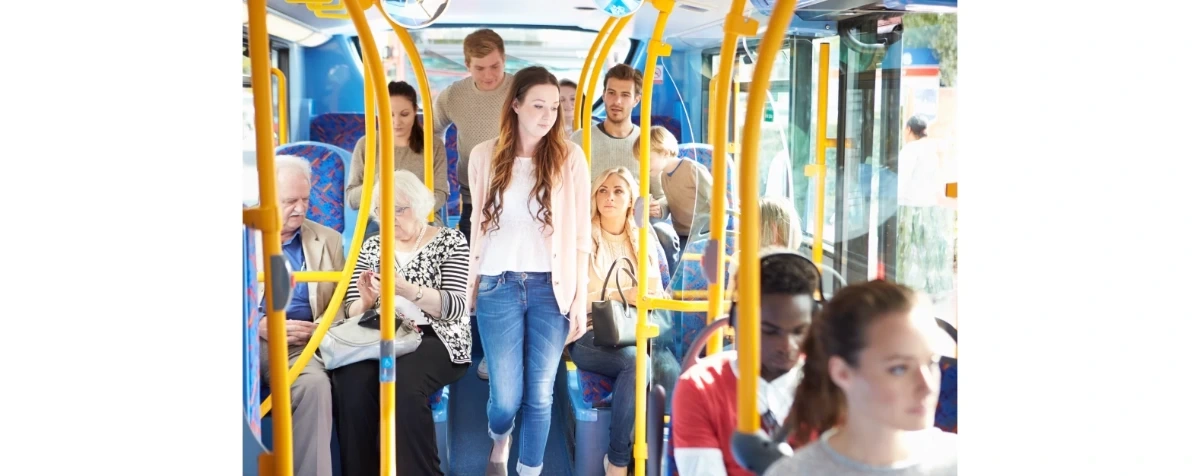 Mandat za zajmowanie dwóch miejsc w autobusie. Nie będzie można położyć plecaka na siedzeniu