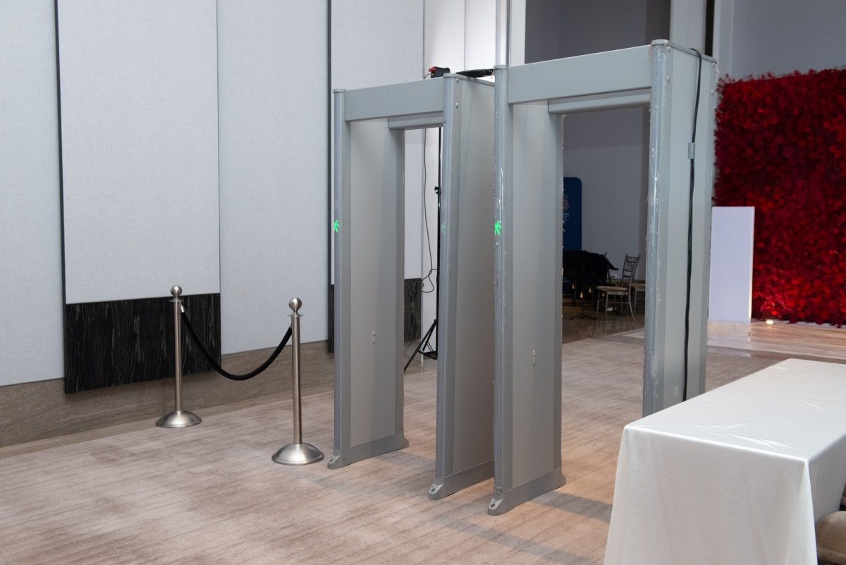 Detektory metali przy wejściu do szpitali? "Państwo musi zainwestować"