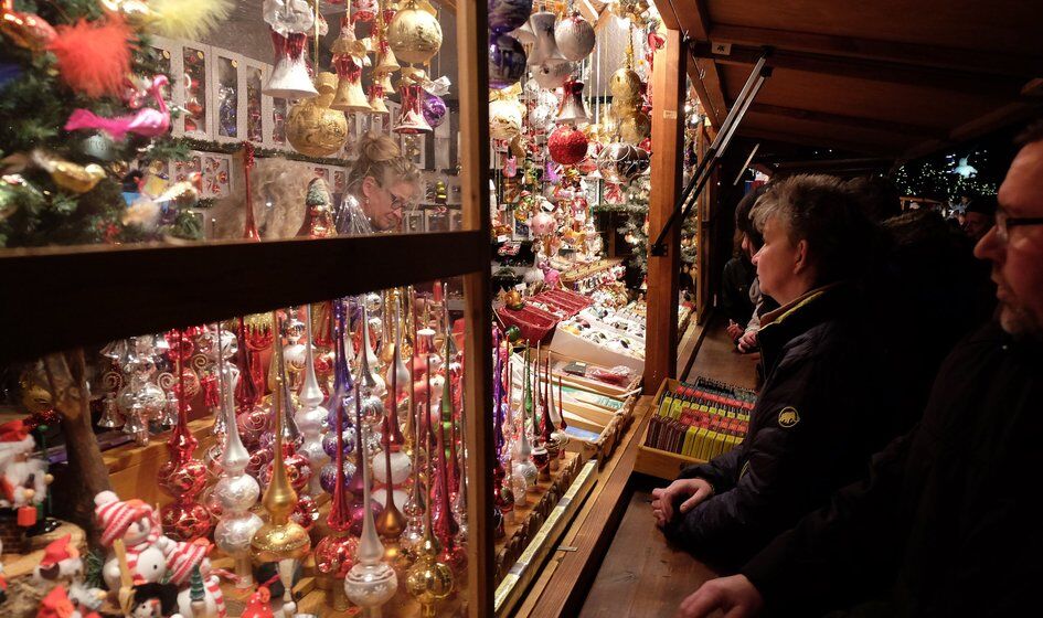 Tłumy na jarmarkach bożonarodzeniowych w Niemczech