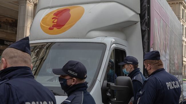 Warszawa. Radni przegłosowali zakaz jazdy antyaborcyjnych i homofobicznych furgonetek