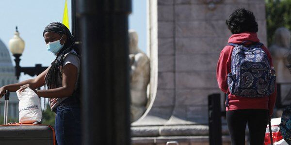 Na COVID-19 zmarło dwóch nauczycieli. Do szkół wróciły maseczki