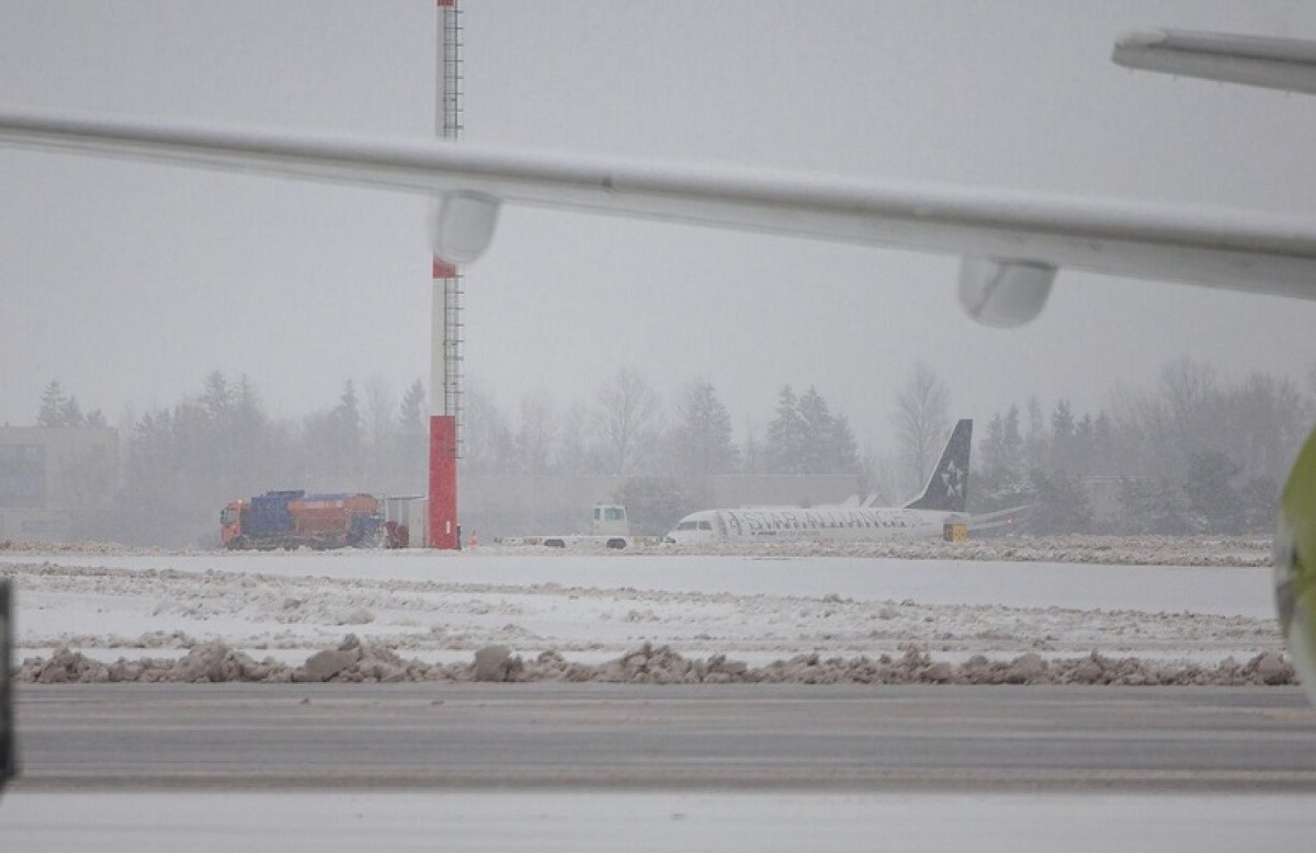 Samolot LOTU wypadł z pasa w Wilnie