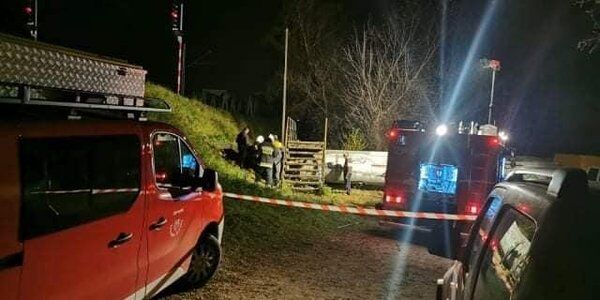 Kot utknął w rurze. Ratują go od tygodnia