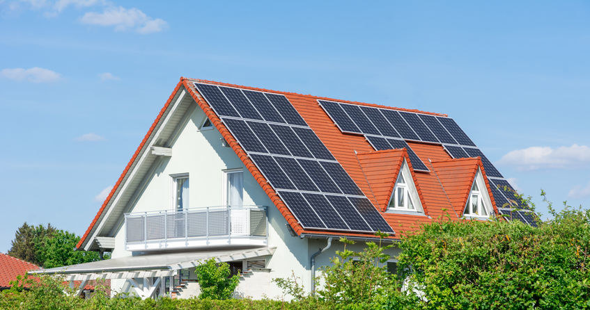 UE chce paneli na dachu każdego nowego domu. Co to oznacza dla Polaków?