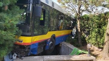 Autobus Komunikacji Miejskiej wjechał na teren posesji. Poszkodowanych 11 osób