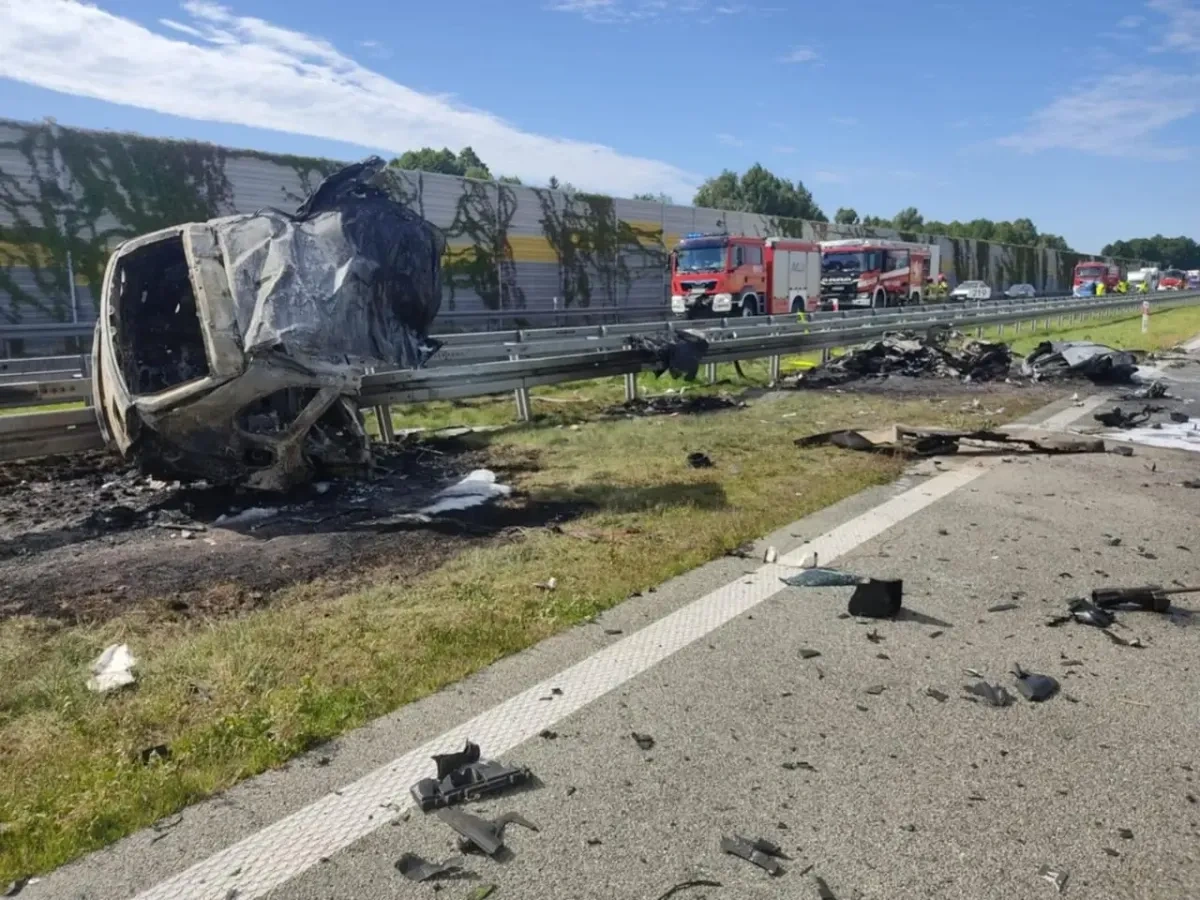 Wjechał na S8 pod prąd, czołowo zderzył się z ciężarówką. 22-latek nie żyje