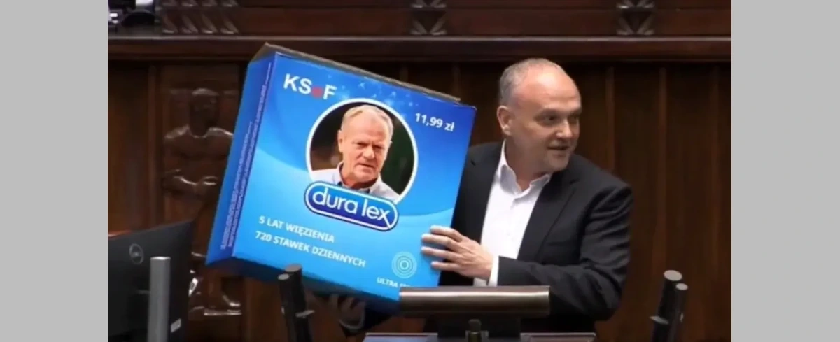 Takich scen w Sejmie jeszcze nie było. Latający "cyrk" posła Konfederacji