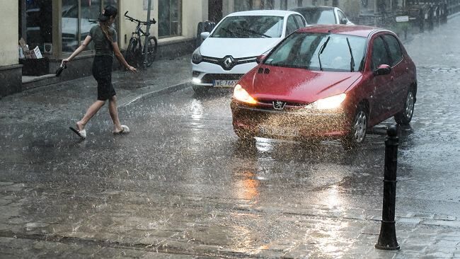 Gorąca noc, upalny dzień a potem burze. IMGW wydało ostrzeżenia dla większości kraju