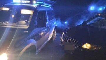 Włodzimierzów. Poszukiwany próbował potrącić autem policjanta. Padły strzały
