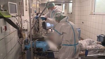 Prof. Szuster-Ciesielska: Omikron skutecznie przenosi się także wśród osób zaszczepionych