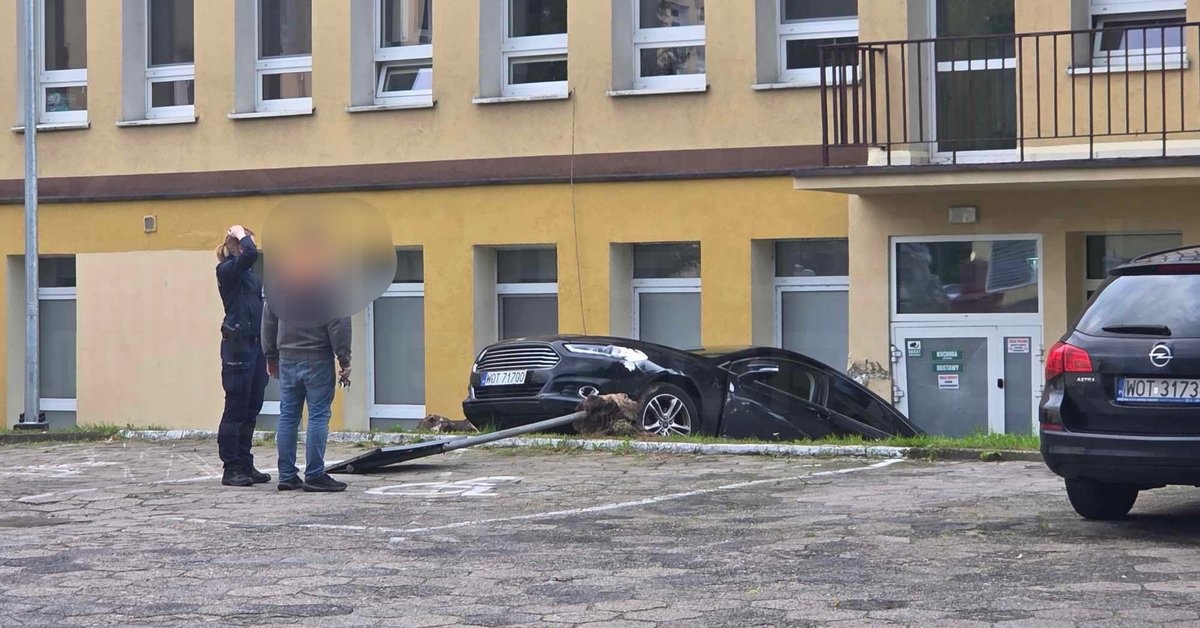 Tragiczny wypadek przed szpitalem. Kierująca autem wpadła pod swój samochód