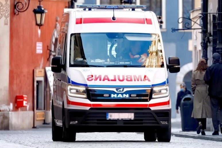 Karetki z pacjentami jeżdżą nawet 90 km! Kto odpowiada za takie decyzje?