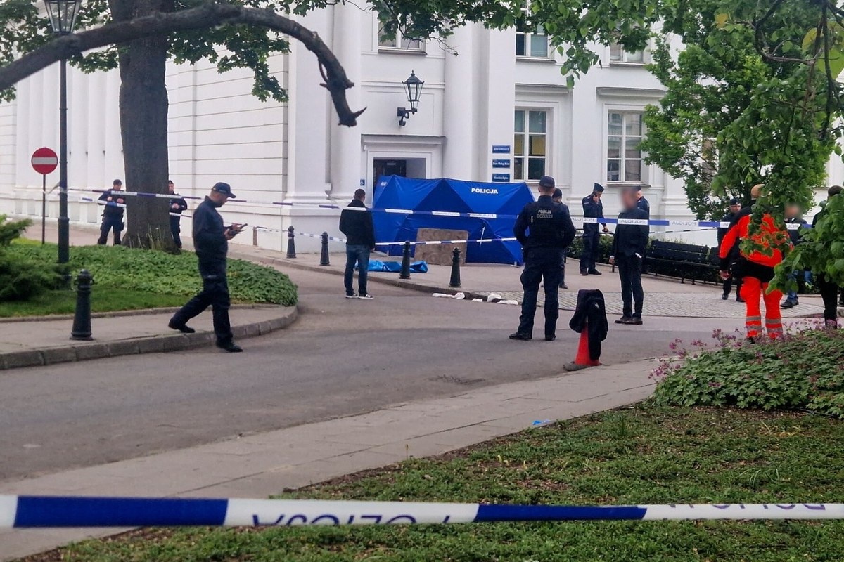 Atak siekierą na Uniwersytecie Warszawskim. Jedna osoba nie żyje, druga ciężko ranna