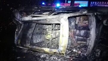 Kradziony samochód zaczął płonąć. W ostatniej chwili policjanci uratowali kierowcę