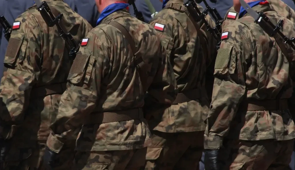 Zamiast ferii na stoku – poligon i broń! Młodzi ochotnicy szkolą się w WOT - WPR24.pl