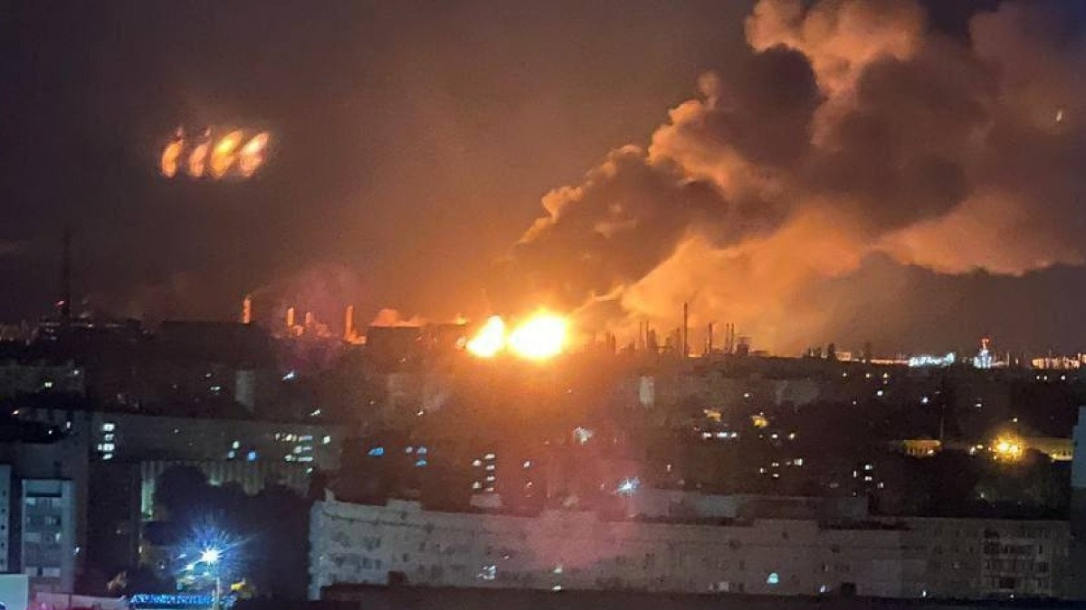 Masowy atak ukraińskich dronów w Wołgogradzie. Pożar w rafinerii Łukoil