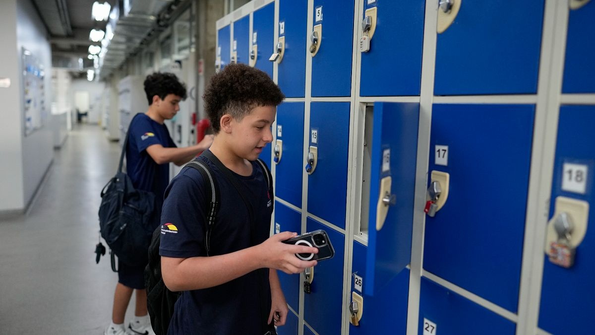 Nowe prawo w Brazylii ogranicza używanie smartfonów w szkołach