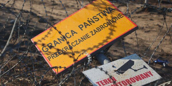 Straż Graniczna: Ok. 800 migrantów w pobliżu Kuźnicy, dowożono kolejne osoby