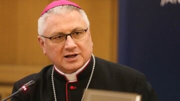 Wszystkich Świętych. Bp Artur G. Miziński: święci drogowskazami w naszej ziemskiej wędrówce