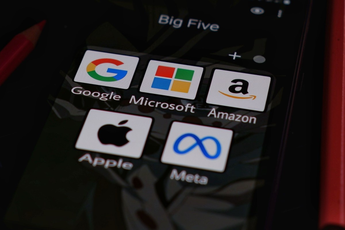 Komisja Europejska uderza w big techy i nakłada olbrzymie kary na Apple'a i Metę