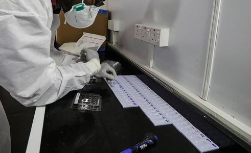 Naukowcy: Wariant Delta namnaża się 1000 razy szybciej