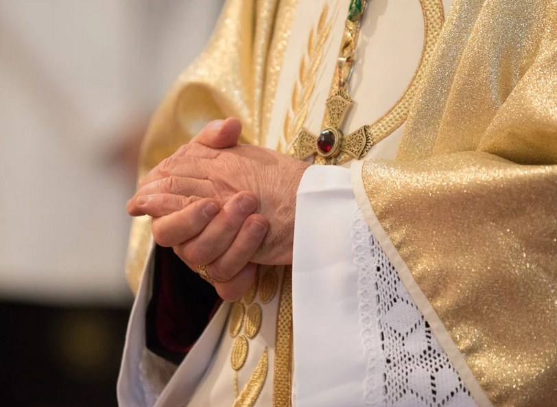 Zamiast egzorcyzmu, romans i ciąża. Ksiądz pracuje w... DPS