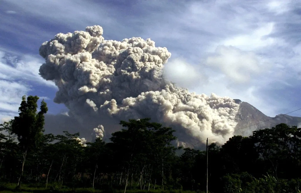 Erupcja wulkanu w Indonezji. Odwołano loty na słynną wyspę