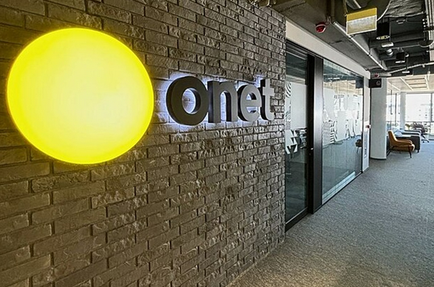 Naukowiec punktuje tekst na Onecie za zmyślone przez AI źródła. Tekst znika, portal wyjaśnia