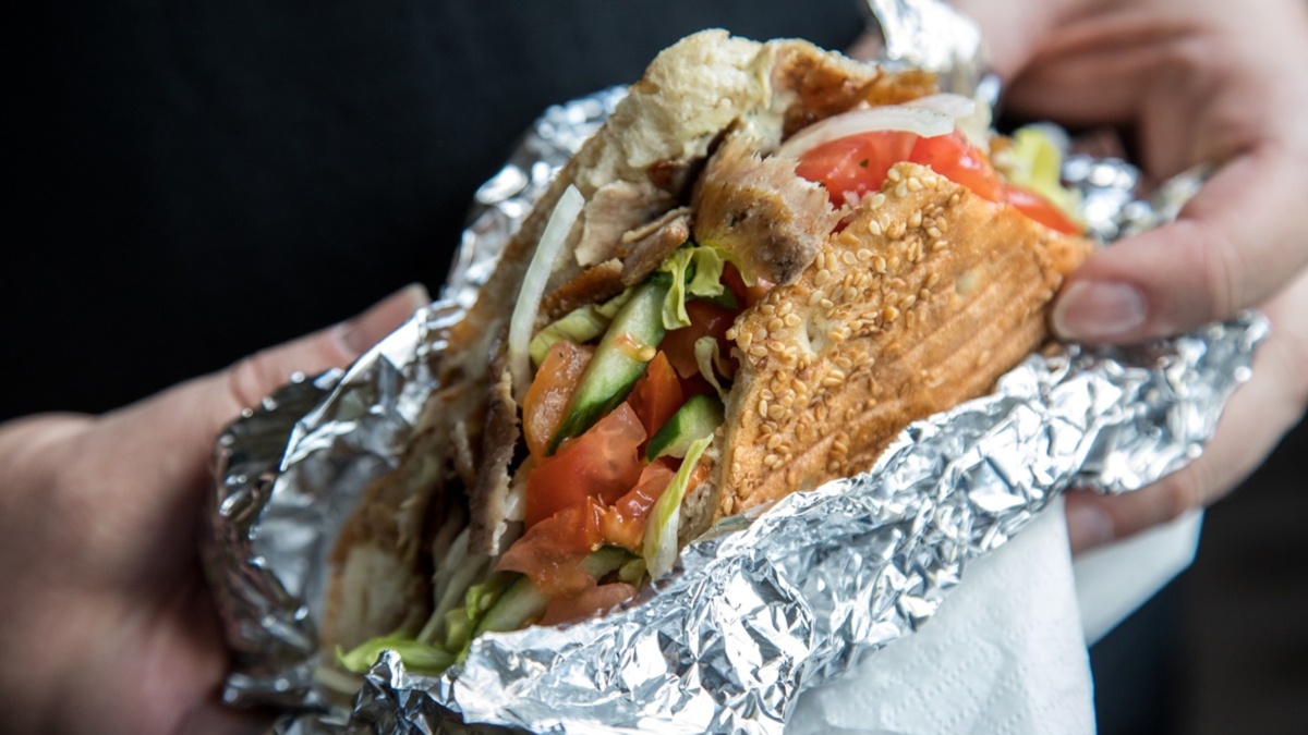 Sanepid sprawdził ponad 300 lokali z kebabem. Znamy wyniki kontroli