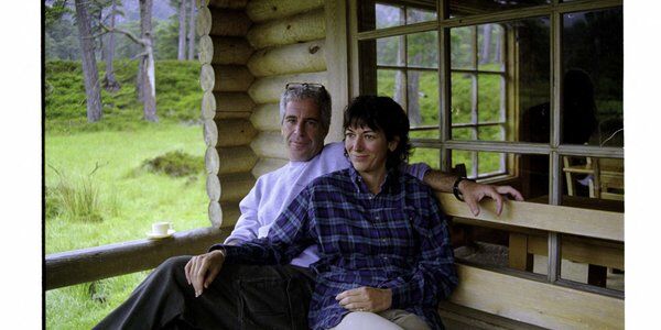 Jaki związek ma brytyjska rodzina królewska z handlarzami ludźmi? Jest zdjęcie