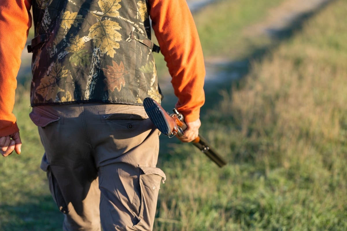 Wypadek przy rozkładaniu broni. Myśliwy postrzelił znajomego