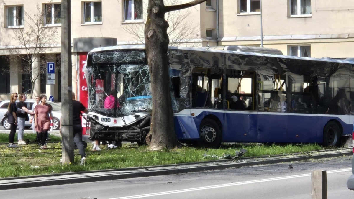 Kraków - wypadek autobusu miejskiego - akcja LPR