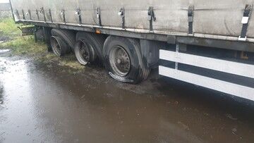 Kalisz. Piorun uderzył w ciężarówkę, wybuchły jej opony